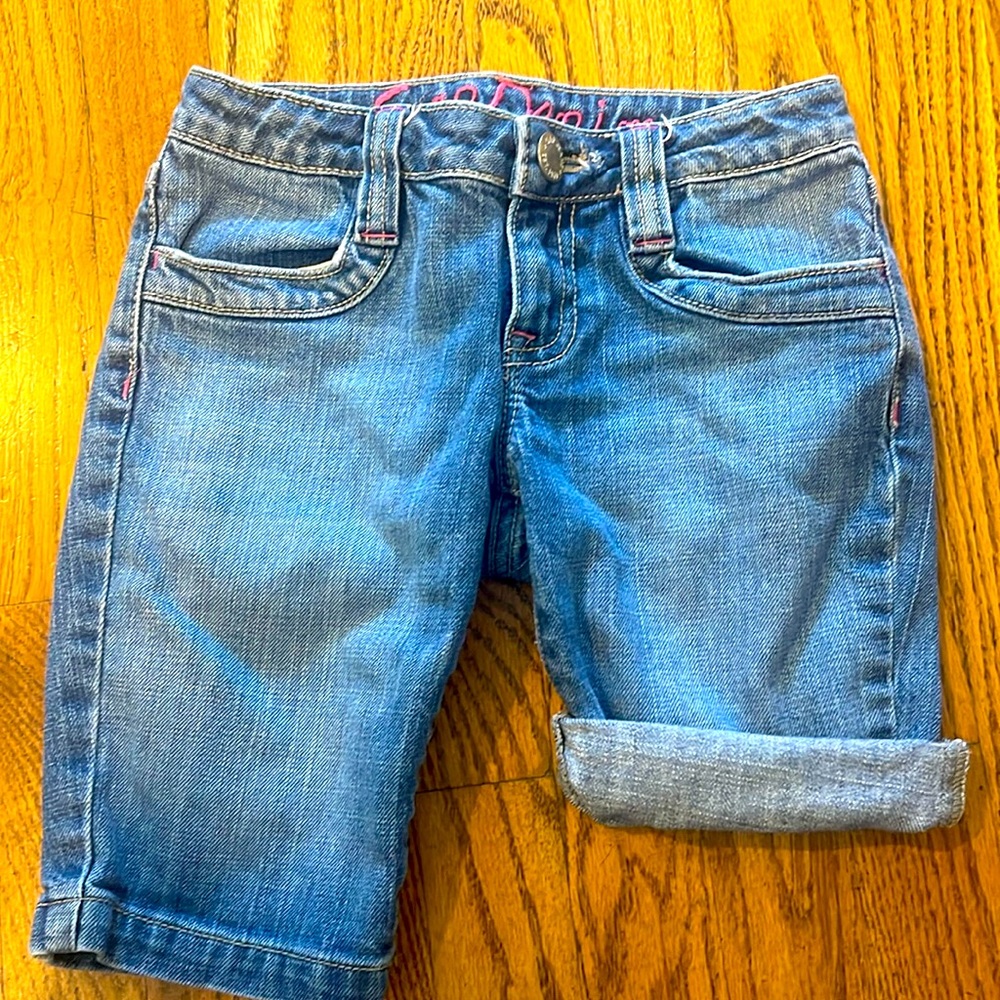 GAP KIDS GIRLS GAP DENIM SHORTS SZ 8 WITH EMBROIDERY AT POCKETS ON BACK.